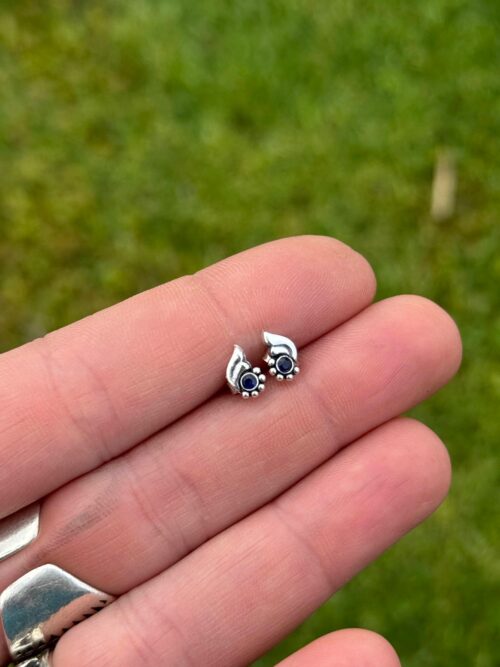 Orecchini a lobo con zircone blu
